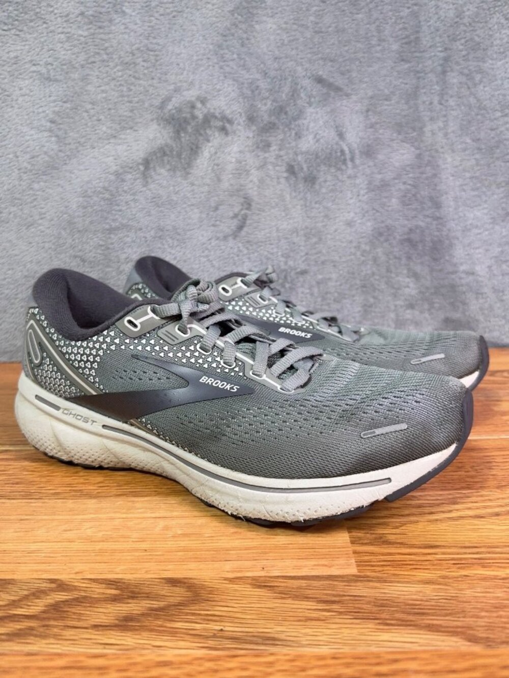 Brooks Ghost 14 Mens Athletic Shoes Size 7.5 Gray Lightweight Running Sneakers